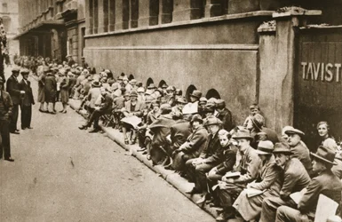 In fila in Floral Street per i biglietti per uno spettacolo alla Royal Opera House, Covent Garden, da Wonderful London, pubblicato 1926-27